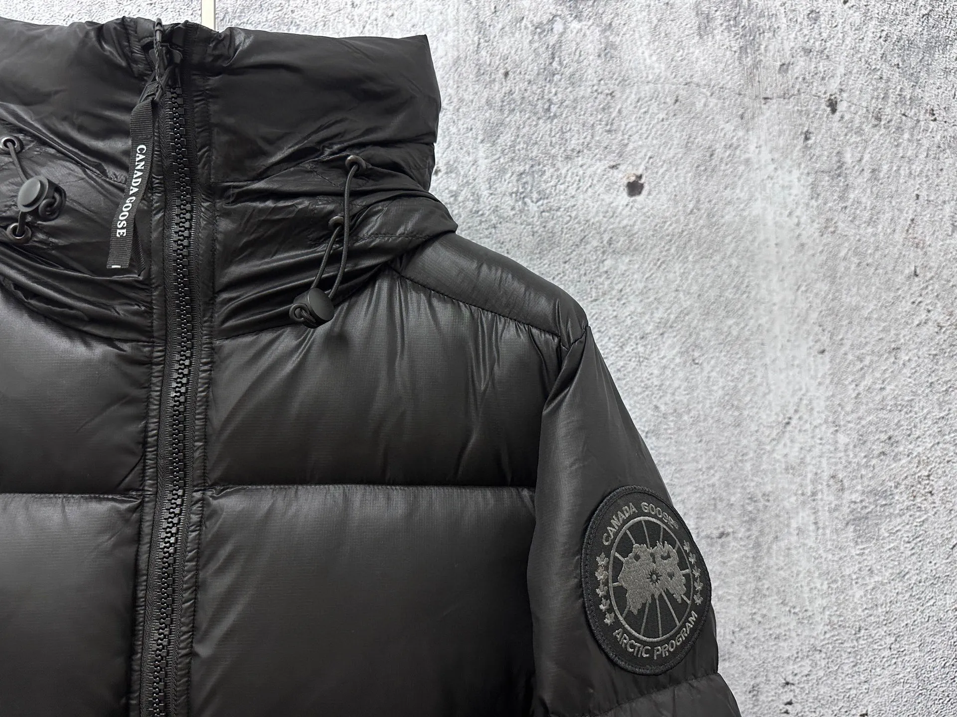 P780 [𝘾𝘼𝙉𝘼𝘿𝘼 𝙂𝙊𝙊𝙎𝙀] Canada Goose's limited new Crofton puff down jacket, top version, ceiling level Crofton soft loaf, 2024 latest style, cold protection effect up to level 4, using recycled Feather-Light tear-resistant fabric, ultra-light, no weight on the upper body at all! The unique black label highlights your temperament‼ ️ Canada Goose, a Canadian brand, has always been recognized as the warmest down jacket. Various Instagram celebrities, Internet celebrities, and celebrities often wear it for street photos. I make Canada Goose every year, but I still can't get rid of my love for it. No matter how cold the days are, there is no need to be afraid, because there is! Filled with 90% white duck down, it is the legendary warmest down jacket and is known as a must-have for Arctic outdoor sports! The most popular down jacket in the world, celebrities are rushing to buy it, it is a must-have!  Size: S~XXL